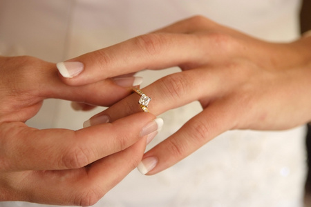 新娘将放在她的订婚戒指