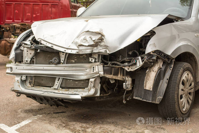 车祸后的白色汽车.生锈的保险杠