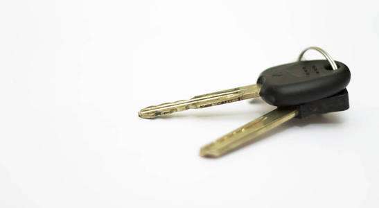 带裁剪路径的白色背景上的黑色汽车钥匙和块密钥隔离