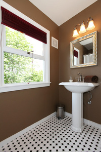 棕色小浴室，古色古香的接收器和瓷砖