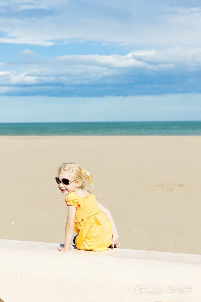 在海上沙滩上的小女孩