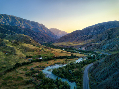 吉尔吉斯斯坦下纳伦河峡谷于2018年8月拍摄
