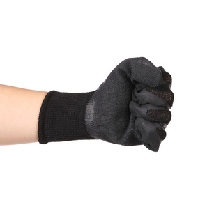手显示中黑色橡胶手套的拳头