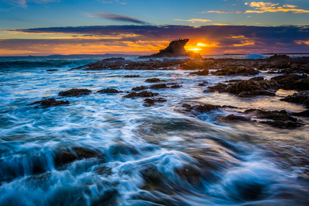 波浪和岩石在日落时，在日冕的小海滩，在电晕尼亚德尔