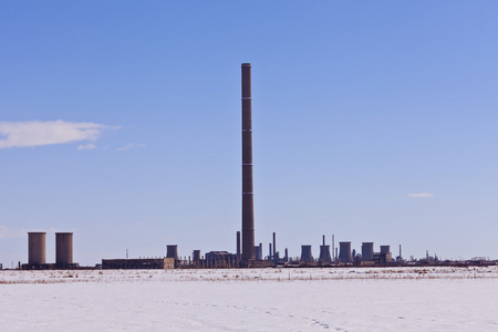 工业烟囱在冬季的风景