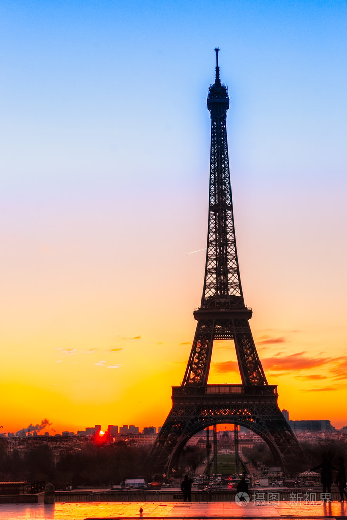 日出在巴黎埃菲尔铁塔