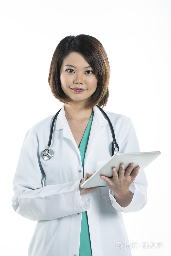 美丽的中国医生拿着一个数字平板 & 戴芜杂