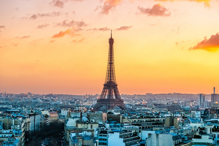日出在巴黎埃菲尔铁塔