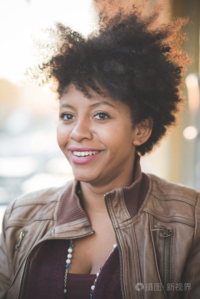 漂亮的黑色卷发非洲女人