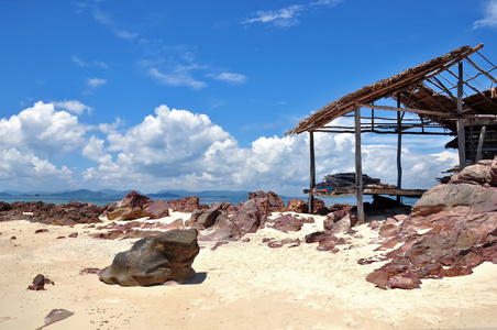 美丽的海滩与小屋