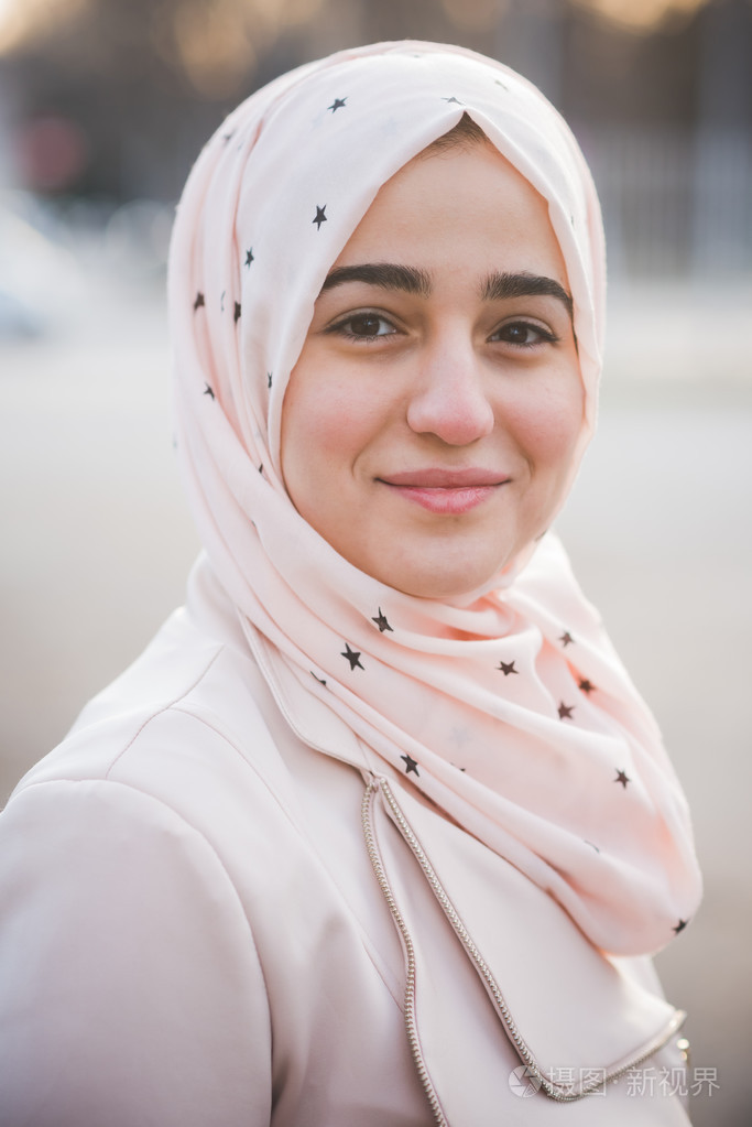 在公园里的年轻穆斯林妇女