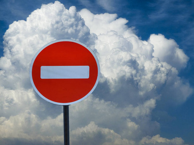 在天空有云彩的背景禁止路标志词条