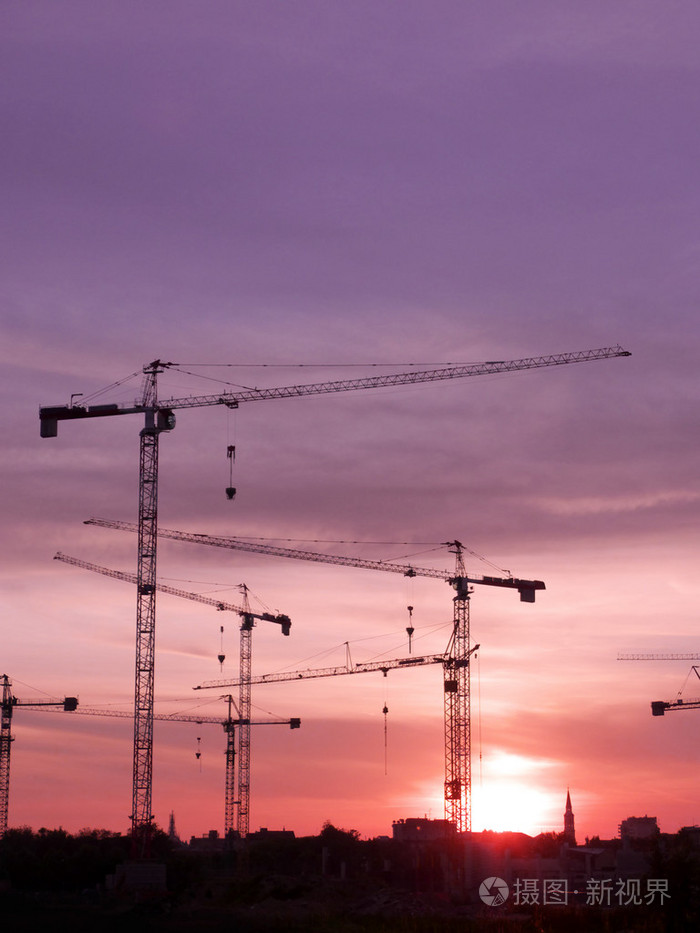 塔式起重机在日落