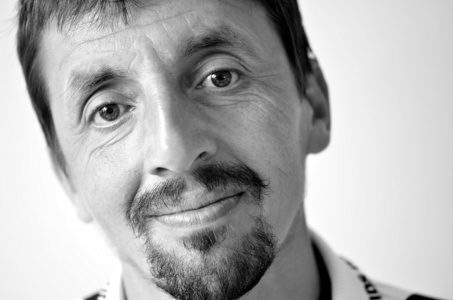 西班牙裔美国人的年轻人特写大头照片