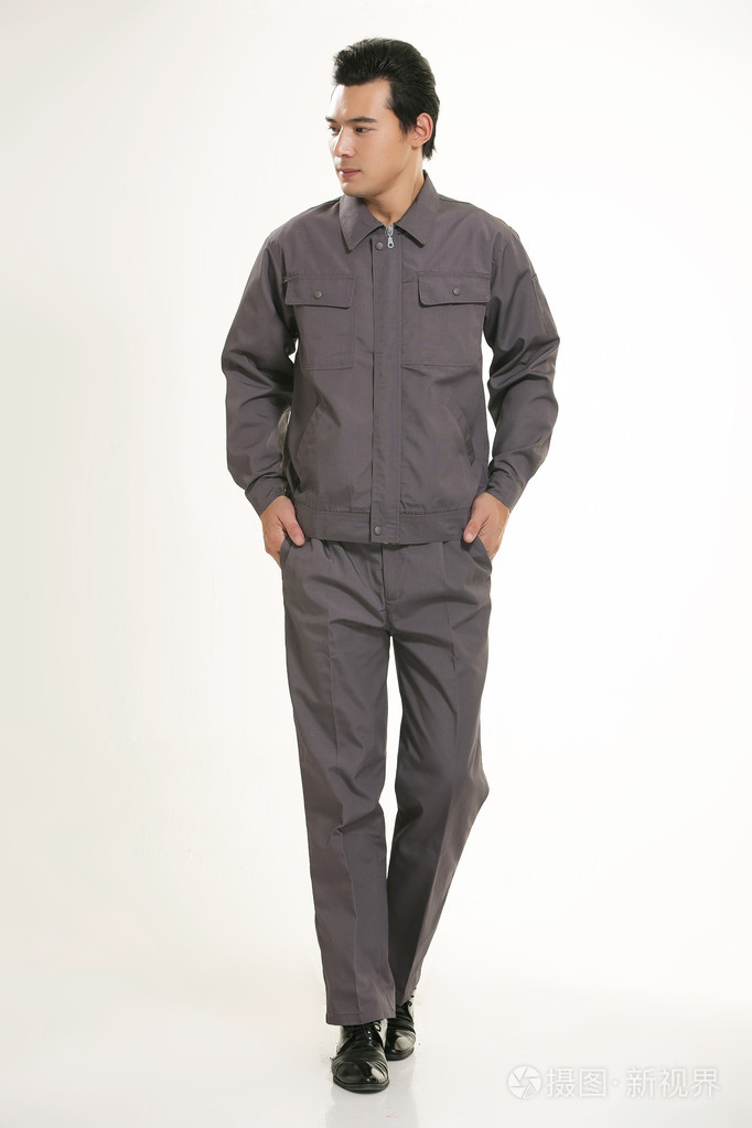 年轻工程师各种职业服装站在白色的背景