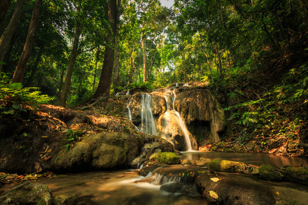 在泰国，鹤浦镇浦港瀑布清莱的奇妙瀑布
