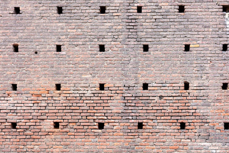 红色 adobe 砖墙背景, 通风孔位于 sforza 城堡