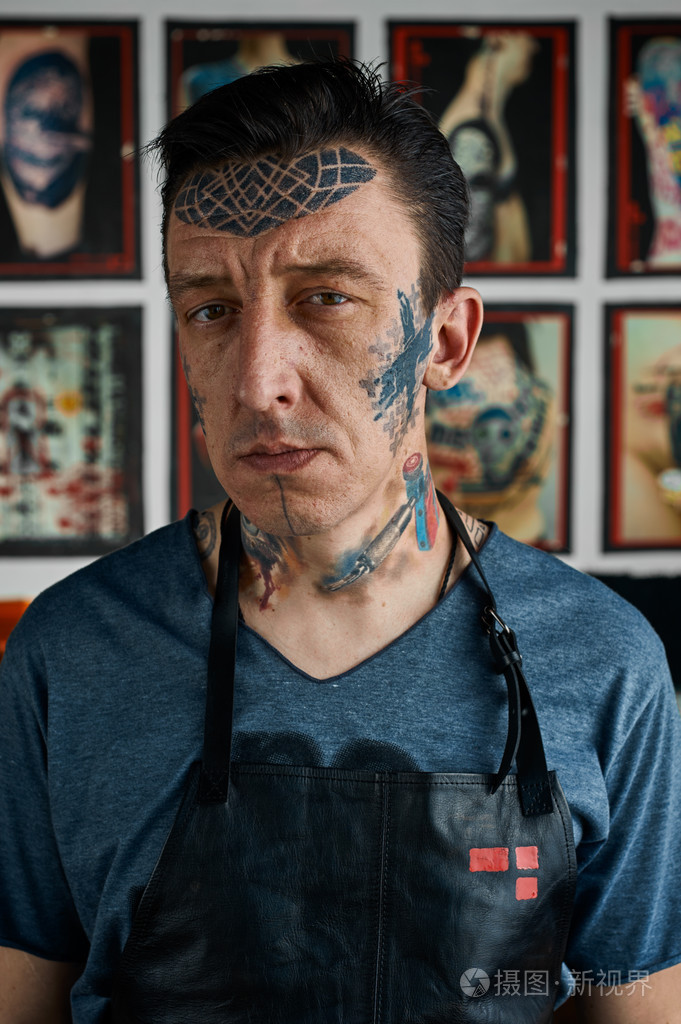 纹身大师在皮围裙的肖像