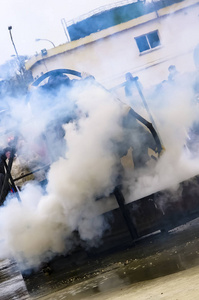 工业户外收集约束罐发生灾难性灾难燃气汽油精汽油精爆炸火灾。消防员熄灭。概念安全风险业务