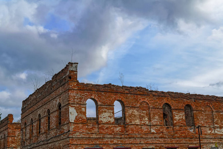 斯维尔德洛夫斯克州地区塔吉尔旧城区一幢历史悠久的红砖建筑片断