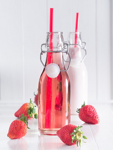 草莓汁和草莓牛奶瓶