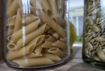 各种未煮的谷物谷物豆类和面食, 用于在玻璃瓶中健康烹饪