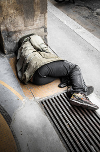 睡在地上的乞丐