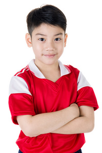快乐亚洲的可爱男孩，在红色运动制服的肖像