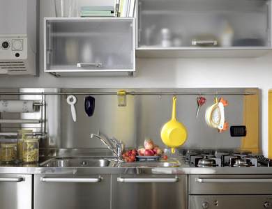 现代厨房与钢装置的详细信息