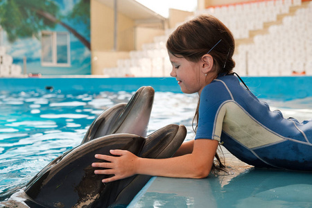 人与海豚素描画图片