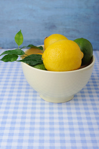 新鲜的酸橙和柠檬放在碗里