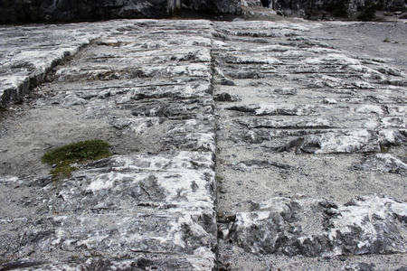 灰色自然大理石与白色条纹在峡谷, 沉积, 卡累利