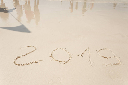 新年快乐 2019, 在沙滩上刻字