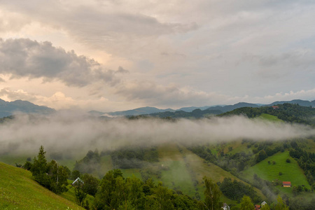 迷人的自然与朦胧的风景, Holbav 村庄, 喀尔巴阡山, 特兰西瓦尼亚, 罗马尼亚, 欧洲