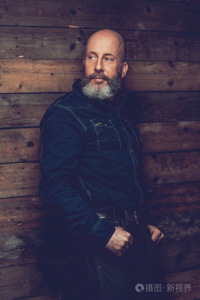 秃头的山羊胡子穿黑衣服的男人