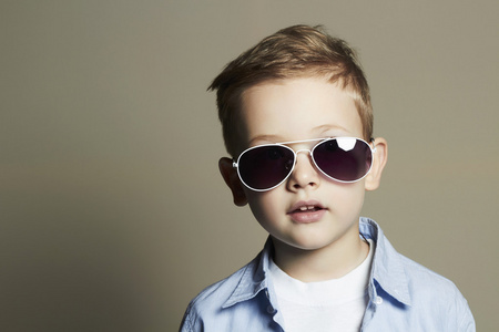 Sunglasses.stylish 儿童小男孩。儿童时装