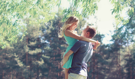 男女性插百度甜蜜的情侣在爱,女人和男人享受彼此在阳光明媚的 sp照片