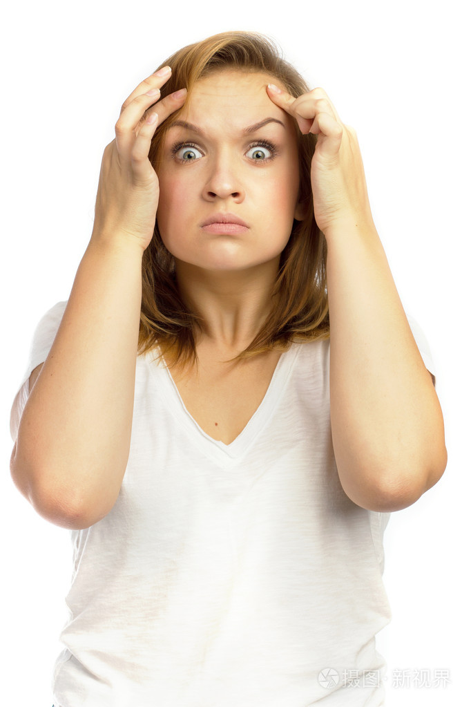 年轻生气的女孩做鬼脸