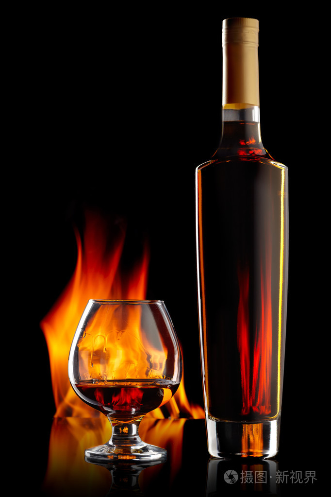酒瓶和酒杯与科涅克白兰地
