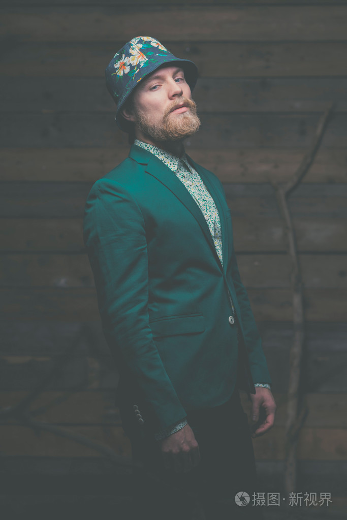 在优雅的服装的山羊胡子的男人