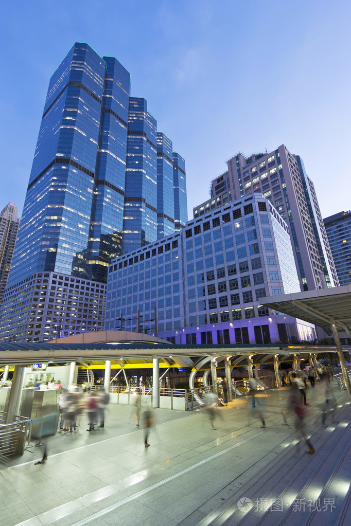 城市生活-摩天大楼, 高楼, 商务塔和人群在天空漫步, 步行方式到天空