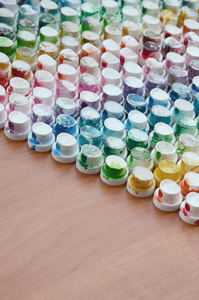从许多喷嘴喷出的图案, 用来画涂鸦, 涂成不同的颜色。塑料帽排列在许多行形成彩虹的颜色