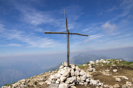 cima delle pozzette, 山顶上的木制十字架, 涡轮增压火车 alta via del monte baldo