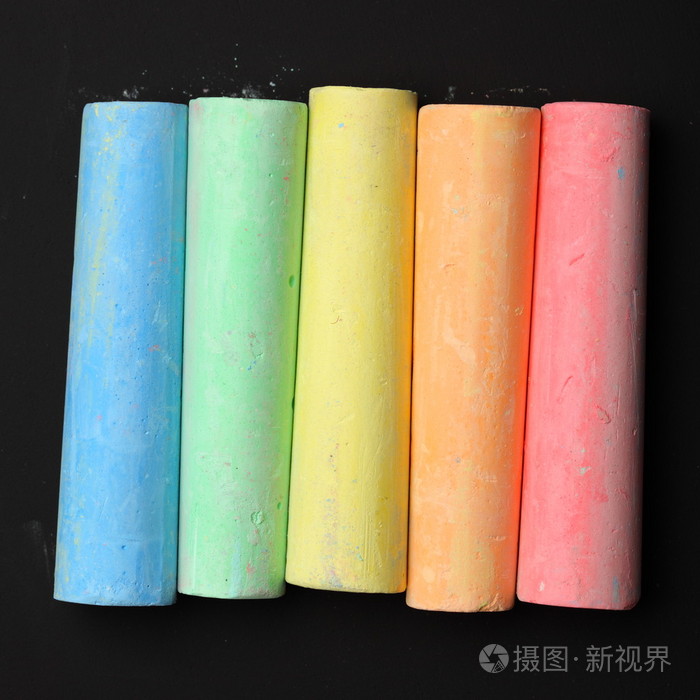 彩色粉笔在黑板上的特写