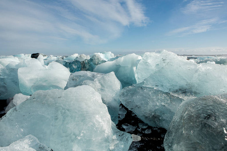 冰岛钻石海滩。杰古沙龙冰川泻湖附近的黑沙滩上的冰。冰岛冰川冰山。冰岛自然风光