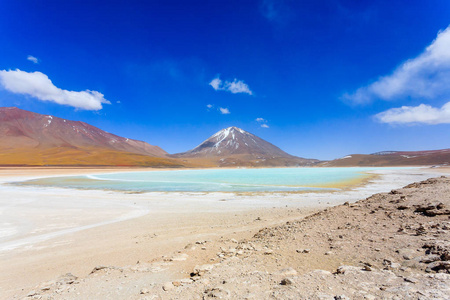 佛得角景观, 玻利维亚. 美丽的玻利维亚全景。绿色泻湖和 Licancabur 