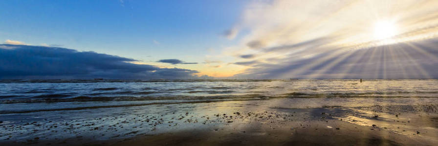 在克罗斯比海滩冬季的日落, 克罗斯比, 利物浦, 英国