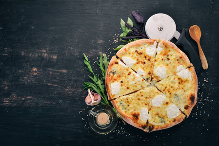 比萨饼 Quattro Formaggi。意大利菜。在一个木质的背景。文本的可用空间。顶部视图