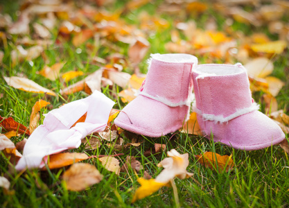 宝贝女孩靴子在片秋色的公园