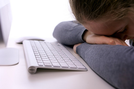 犯困的学生照片